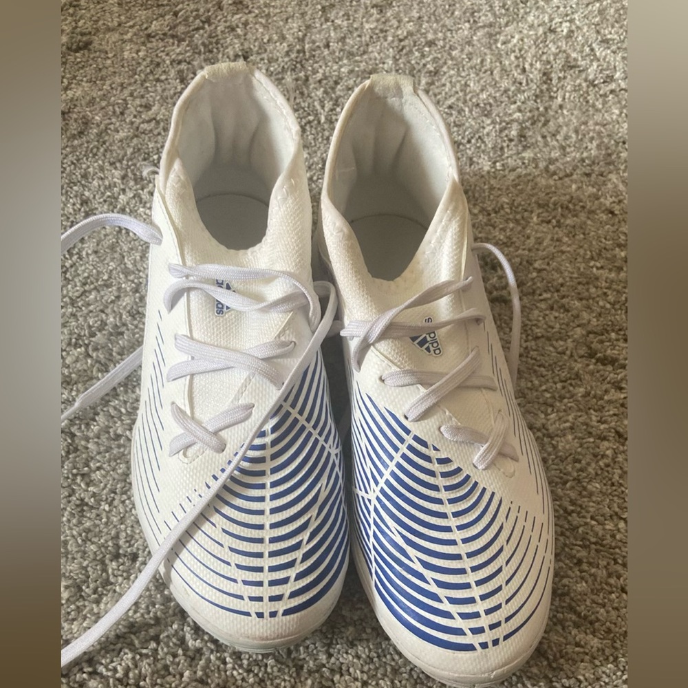 Indoor soccer shoes